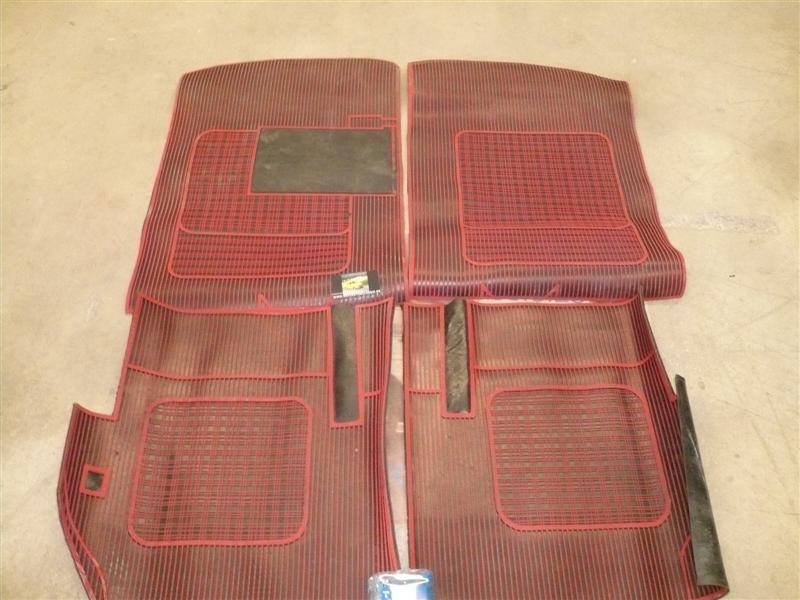 ALF06 ALFOMBRAS UNIVERSALES COCHE GRANDE 4 PIEZAS ROJO NEGRO SEAT 124, 131, RENAULT 12, 18, SIMCA 1200