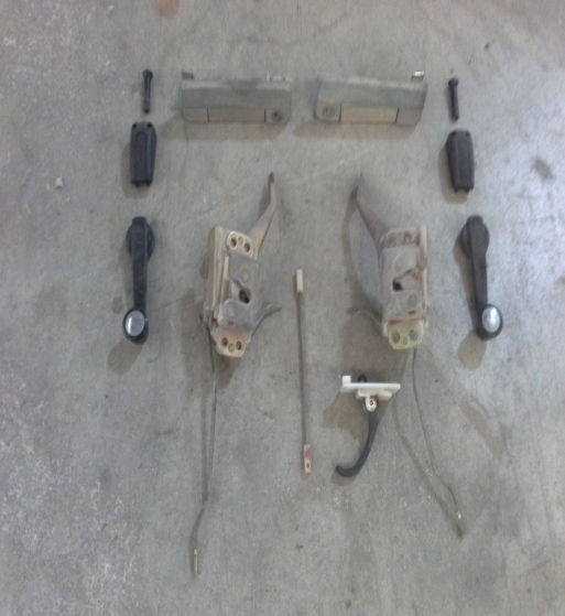 DS31 CONJUNTO VARIOS ACCESORIOS CIERRE Y ELEVALUNAS PUERTAS SEAT 128 DE OCASION SIN LLAVES
